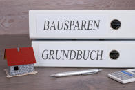 <p>Der Bausparvertrag teilt sich mit der Renten- und Kapitallebensversicherung mit 29 Prozent den dritten Platz. Im Jahr 2017 vertrauten noch 34 Prozent der Deutschen auf diesen Sparvertrag. Aufgrund der aktuellen Zinsentwicklung und der fallenden Zinsen haben Bausparverträge jedoch an Beliebtheit verloren. </p>