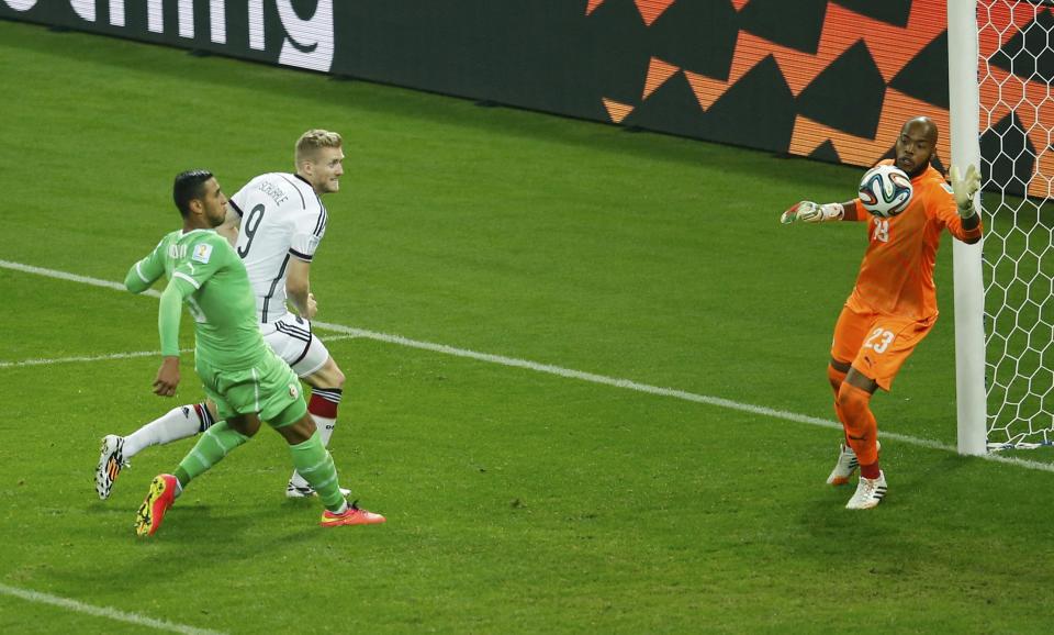 Germany's Andre Schuerrle (C) scores against Algeria during their 2014 World Cup round of 16 game at the Beira Rio stadium in Porto Alegre June 30, 2014. REUTERS/Leonhard Foeger