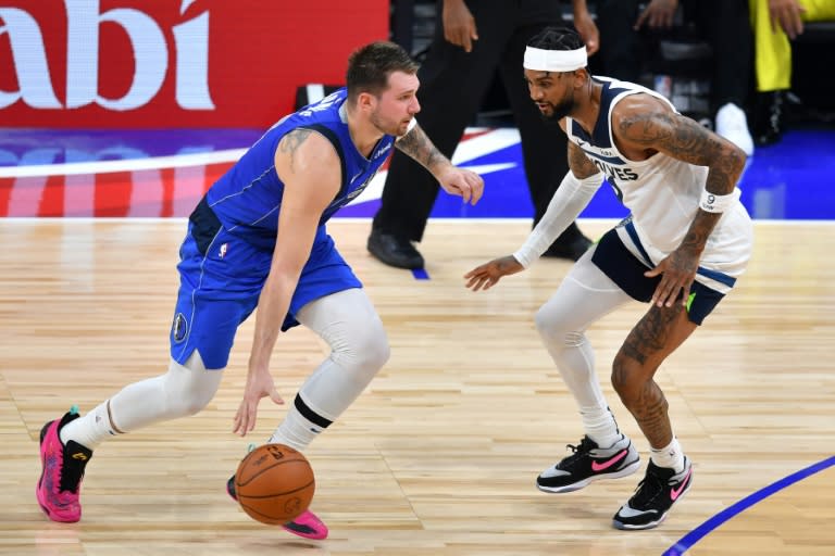 Le Slovène des Dallas Mavericks Luka Doncic face à Nickeil Alexander-Walker, des Minnesota Timberwolves, lors d'un match de pré-saison NBA, le 7 octobre 2023 à Abou Dhabi. (Ryan LIM)