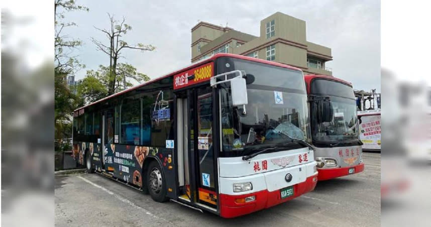 桃園市壽山高中委託桃園客運的竹圍線學生專車，6日傍晚載學生返家途中，竟發生轉彎時安全門突然打開的狀況，非圖中車輛。（圖／中國時報蔡依珍攝）