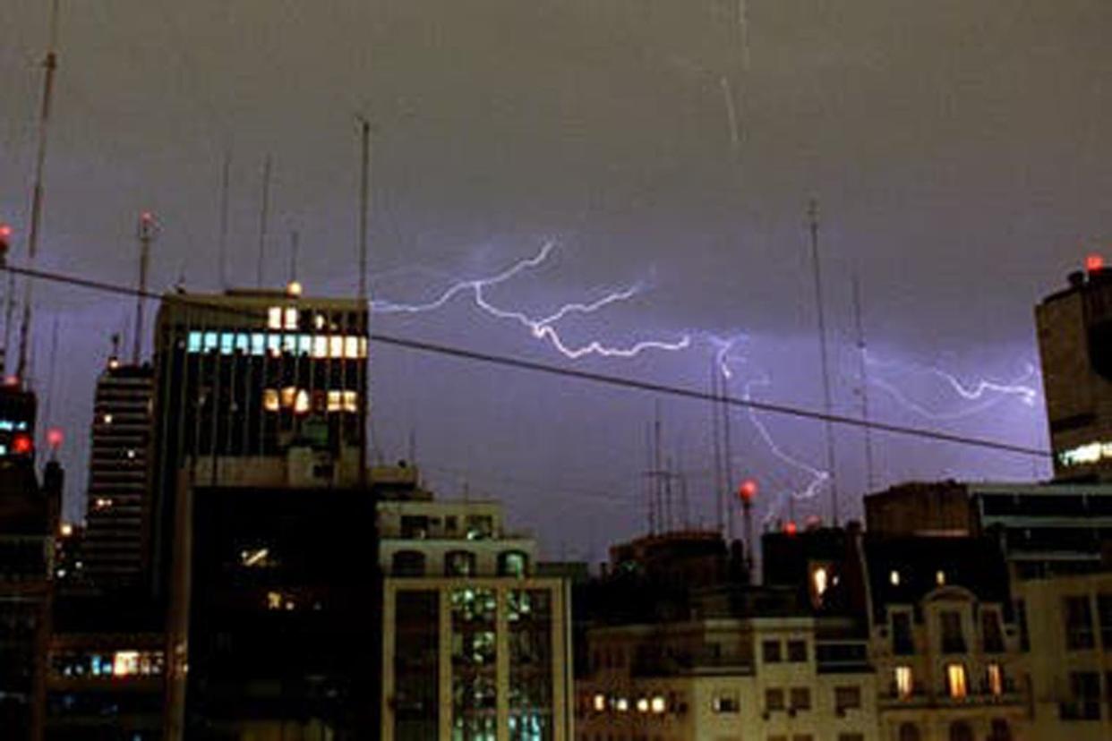 El Servicio Meteorológico Nacional (SMN) dio aviso de una abundante caída de agua, fuerte ráfagas de viento y posible granizo en las próximas horas