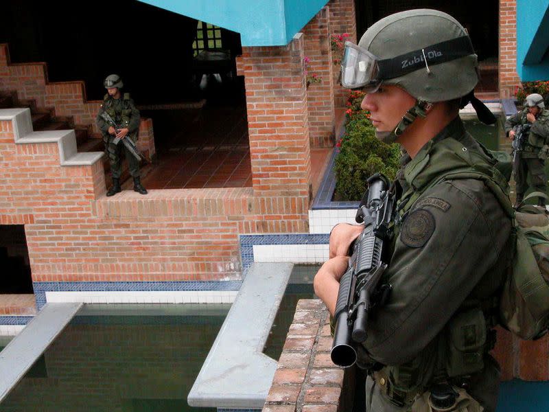 Foto de archivo. Un policía colombiano vigila desde un helicóptero que sobrevuela una propiedad del narcotraficante Luis Hernando Gómez, conocido como "Rasguño", en Cartago, departamento del Valle del Cauca