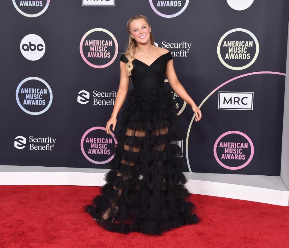 JoJo Siwa arrives at the 2021 American Music Awards at the Microsoft Theater in Los Angeles, California. - Credit: OConnor / AFF-USA.com / MEGA