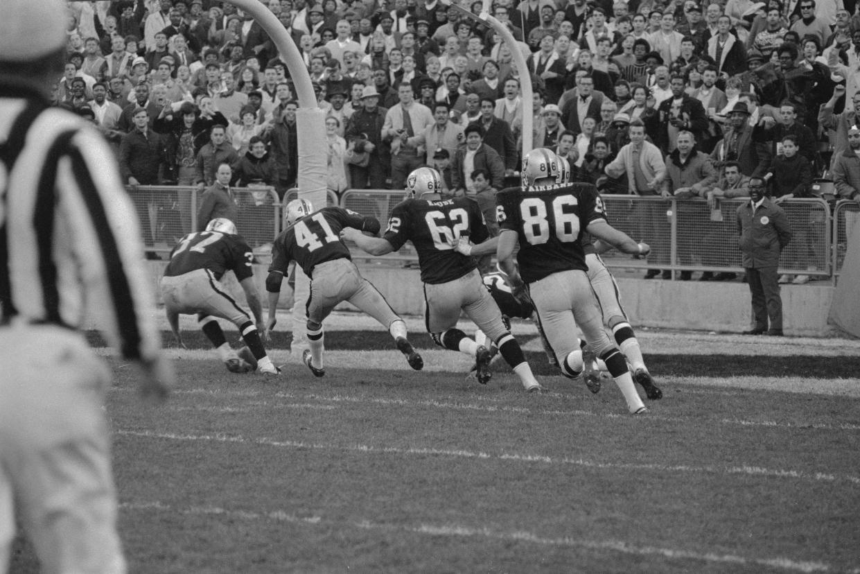 The Raiders score on a fumbled kickoff return at the end of their victory over the Jets. (Bettmann Archive/Getty Images)
