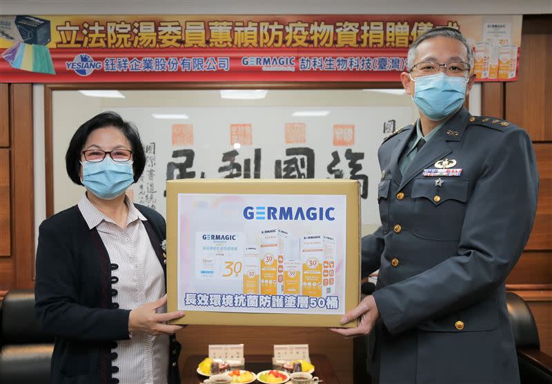 湯蕙禎委員偕同民間企業捐贈防疫物資與國防部，由陸軍33化學兵群指揮官龔上校代表接受。（圖／軍聞社提供）