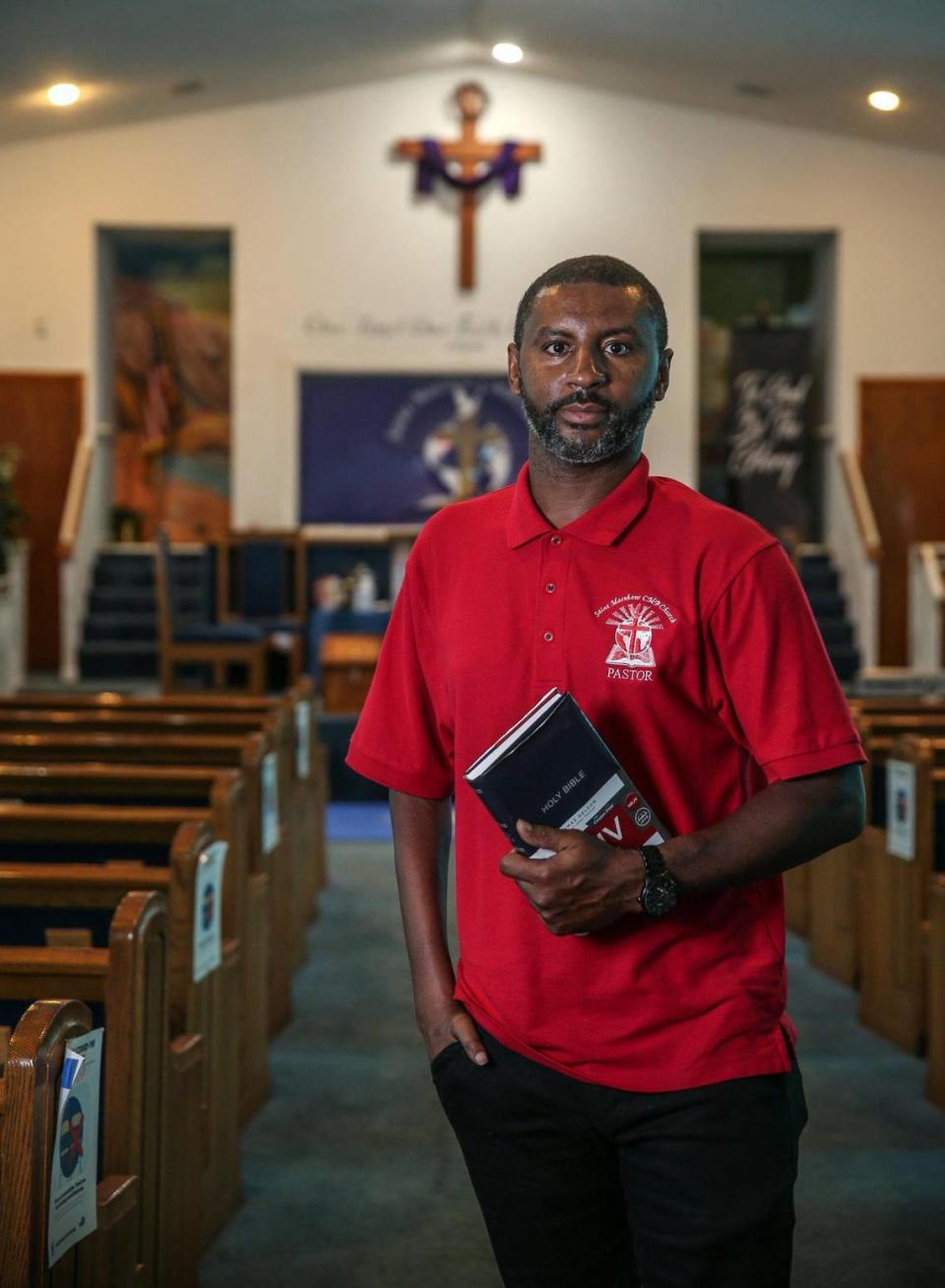 El reverendo Willie F. Ford Jr., pastor de la Iglesia Bautista Misionera de la Comunidad de San Mateo, en el históricamente afroamericano Coconut Grove en Miami, posa en el santuario el miércoles 15 de junio de 2022.