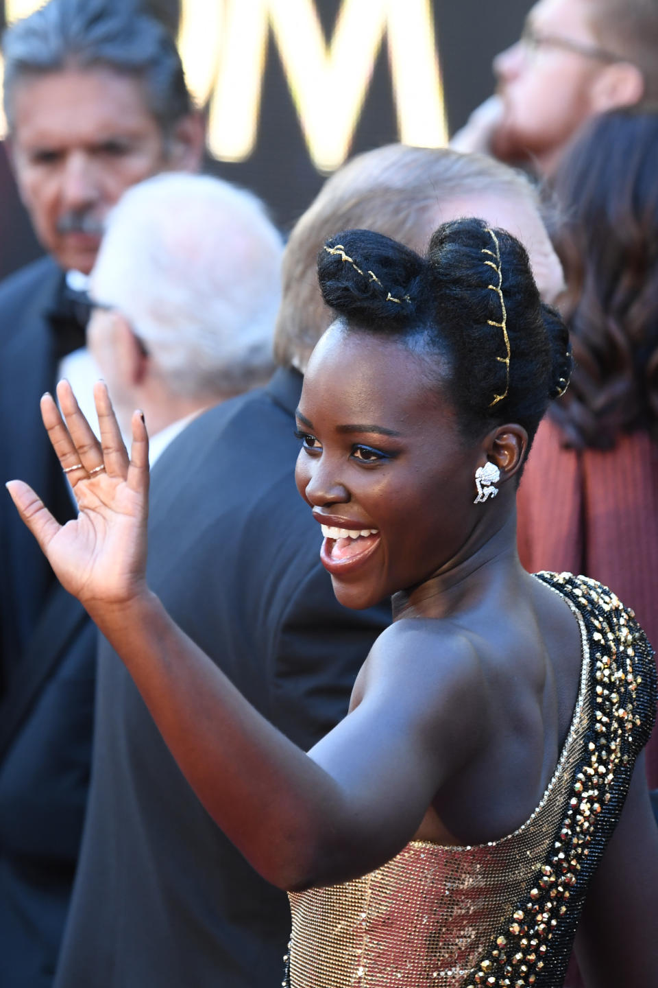 Lupita Nyong’o mit Gold im Haar