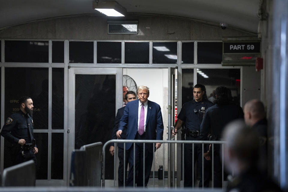 El expresidente Donald Trump sale de la corte de Manhattan durante un receso, el viernes 19 de abril de 2024, en Nueva York. (Maansi Srivastava/The New York Times vía AP, foto compartida)