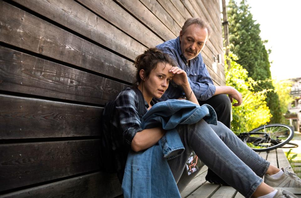 KTU-lerin Natalie Förster (Tinka Fürst) ist mit dem Fahrrad verunglückt. "Unfallgegner" Frank Baumgartner (Josef Hader) will ihr helfen. (Bild: WDR/Bavaria Fiction GmbH/Martin Valentin Menke)