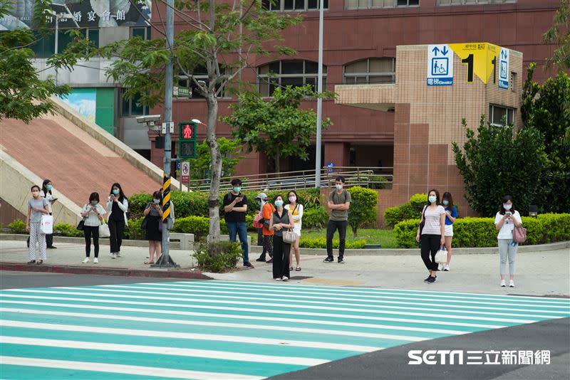 疫情起自「人與人的連結」，造就「人與人的距離」。