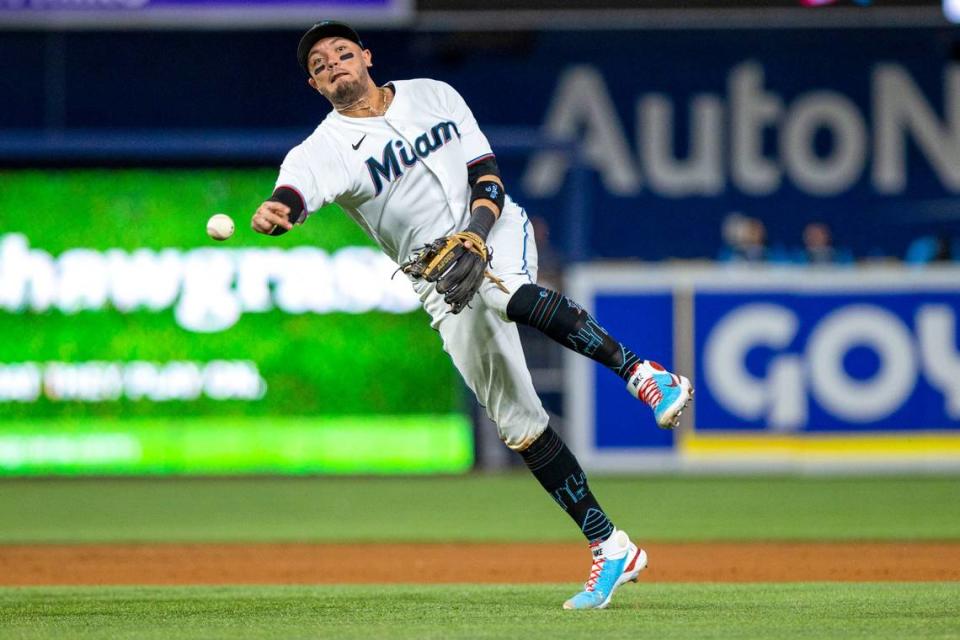 El torpedero de los Marlins Miguel Rojas tira a primera base en una jugada en el cuarto inning del partido ante los Filis de Filadelfia, celebrado el 13 de septiembre de 2022 en Miami.