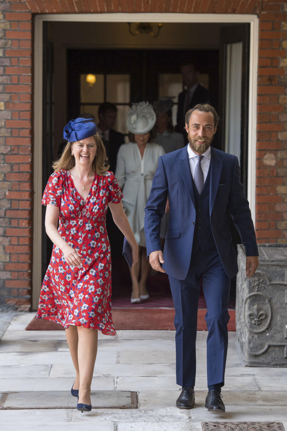 <p>Sie schienen sich riesig über die Taufe zu freuen: James Middleton, der jüngere Bruder von Herzogin Kate und Lady Laura Meade, eine der sechs Taufpaten und Frau von Williams bestem Freund liefen beschwingt zur Kapelle. (Bild: Dominic Lipinski/Pool Photo via AP Photo) </p>