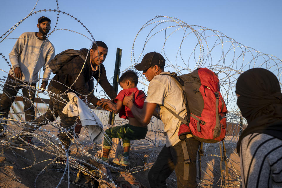 Hundreds of migrants arrive in Ciudad Juarez to cross into the United States before Title 42 ends (David Peinado Romero / Anadolu Agency via Getty Images file)