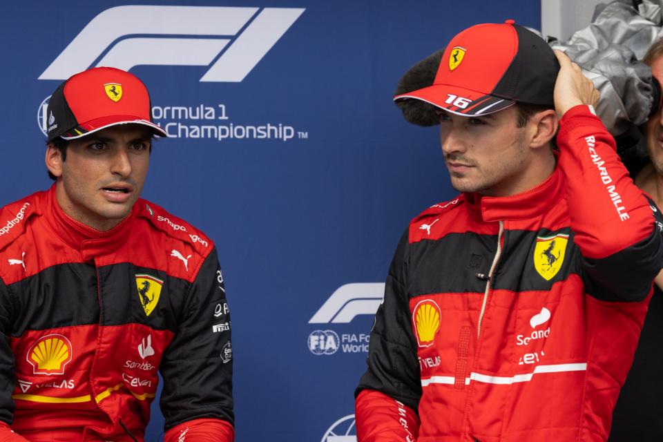 Carlos Sainz y Charles Leclerc tras la calificación del Gran Premio de Hungría. (Foto: Attila Volgyi / Xinhua / Getty Images).