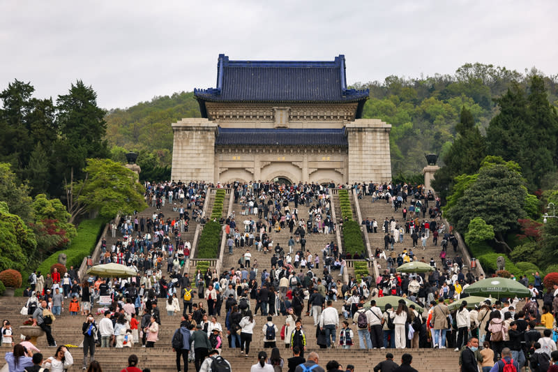 中國五一連假其實只放一天  官方調休拼消費引民怨 為了拼消費，中國排定今年五一勞動節連放5天，但 真正放假只有1天，其中2天為調休，2天為例休。官 媒中國之聲20日發文力挺調休，反招致一面倒批評。 圖為4月6日，清明連假期間，南京中山陵遊客如織。 （中新社提供） 中央社  113年4月20日 