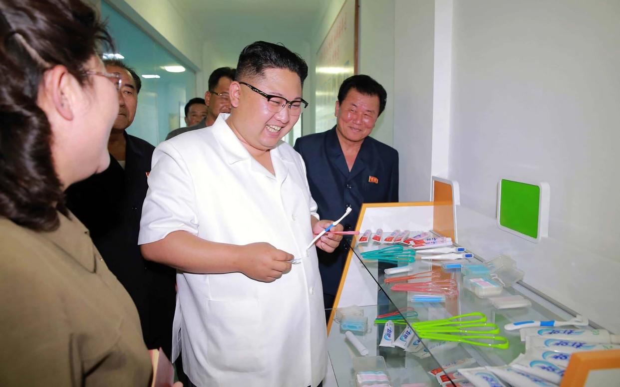 North Korean leader Kim Jong-Un (C)  - AFP