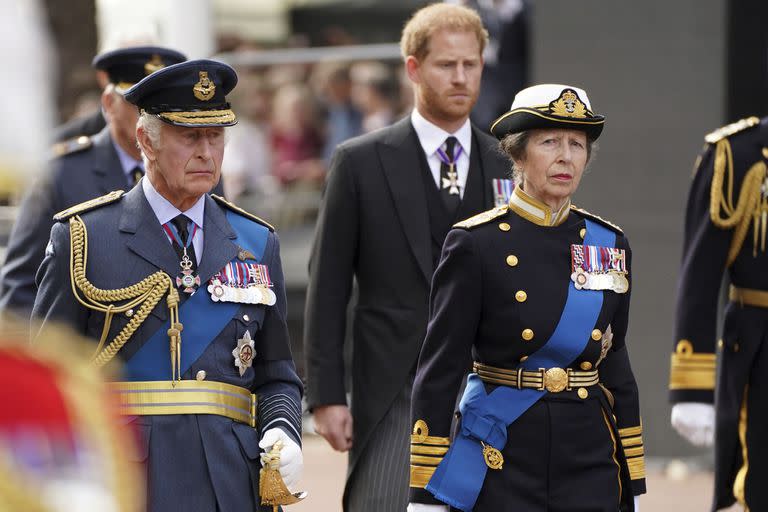 El rey Carlos III, Harry y la princesa Ana, durante la procesión