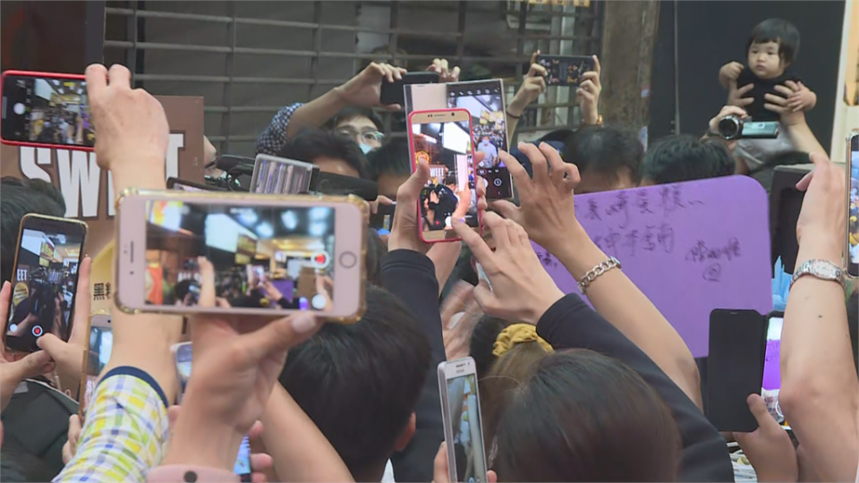 民眾搶拍陳時中。（圖／民視新聞）