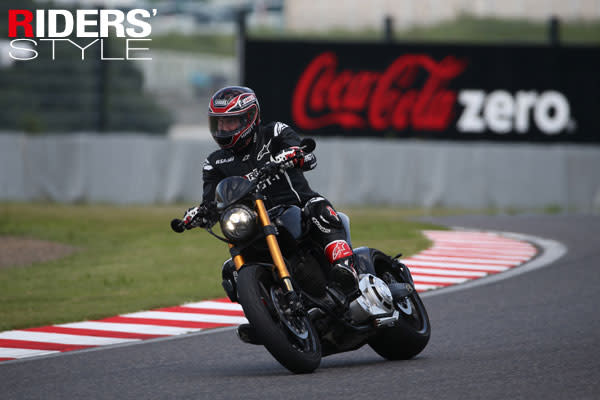 Arch motorcycle的產品KRGT-1奔馳於鈴鹿賽道。