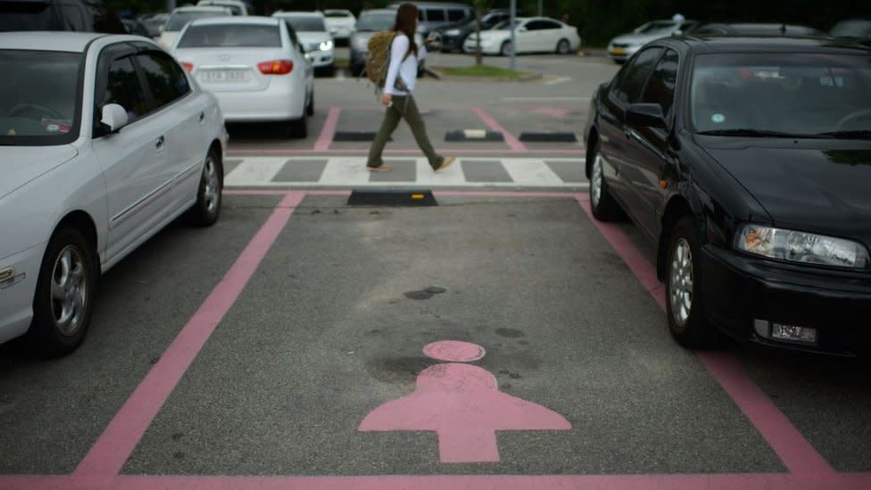 Una plaza de aparcamiento solo para mujeres en Seúl