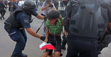 Policías deteniendo a Isaí Luna en la protesta