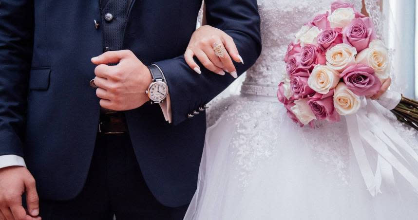 一名女網友被未婚夫要求借80萬元的信貸辦婚禮，讓她不知如何是好。（示意圖／Pixabay）