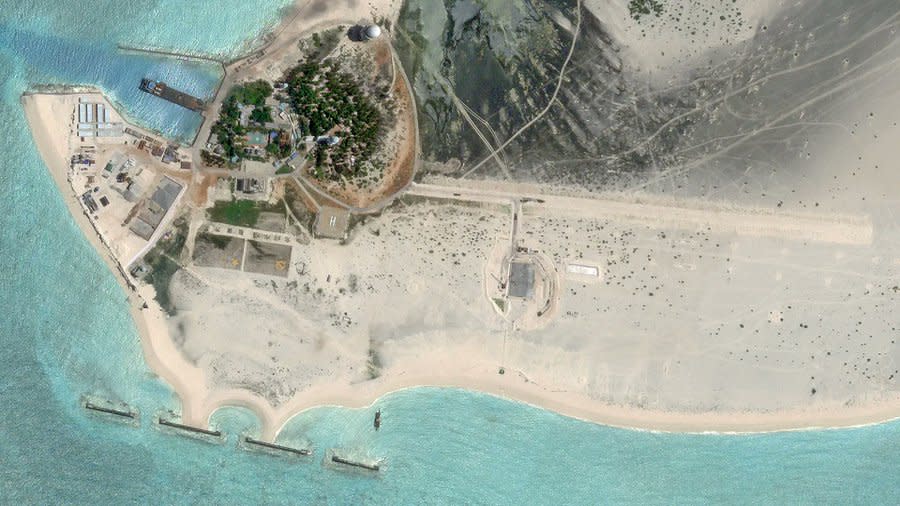 衛星照片顯示，南海西沙群島最西南側靠近越南的中建島，出現新的機場跑道設施。   圖：翻攝@IndoPac_Info推特