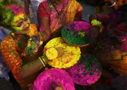 <p>Indian students play with coloured powders to celebrate Holi festival in Kolkata on March 1, 2018.<br> (Photo: Dibyangshu Sarkar/AFP/Getty Images) </p>