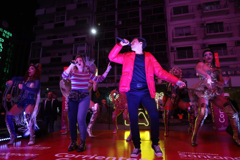 Fer Dente, Laura Esquivel y parte del elenco de Kinky Boots, en la nueva propuesta cultural sobre la avenida Corrientes