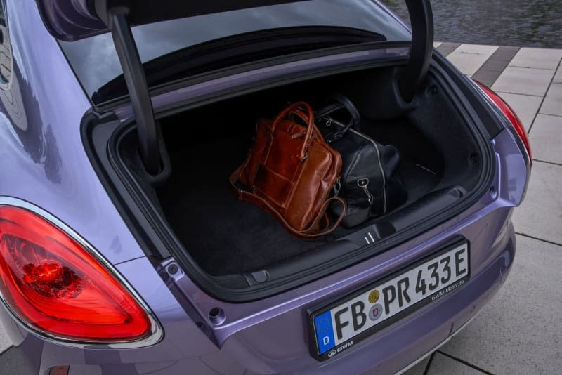 The boot holds between 333 and 1,045 liters – much more space than is needed for a briefcase and a weekend bag.  GWM/dpa