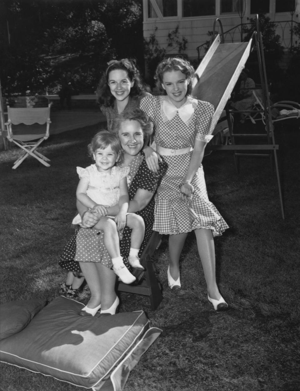 1940: Spending time with family