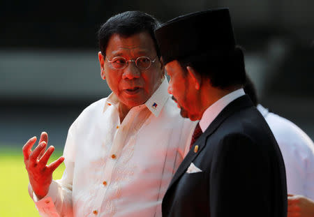 Filipino President Rodrigo Duterte (L) talks to visiting Brunei Sultan Hassanal Bolkiah during a meeting at the presidential palace ahead of the Association of Southeast Asian Nations (ASEAN) summit in Manila, Philippines April 27, 2017. REUTERS/Erik De Castro