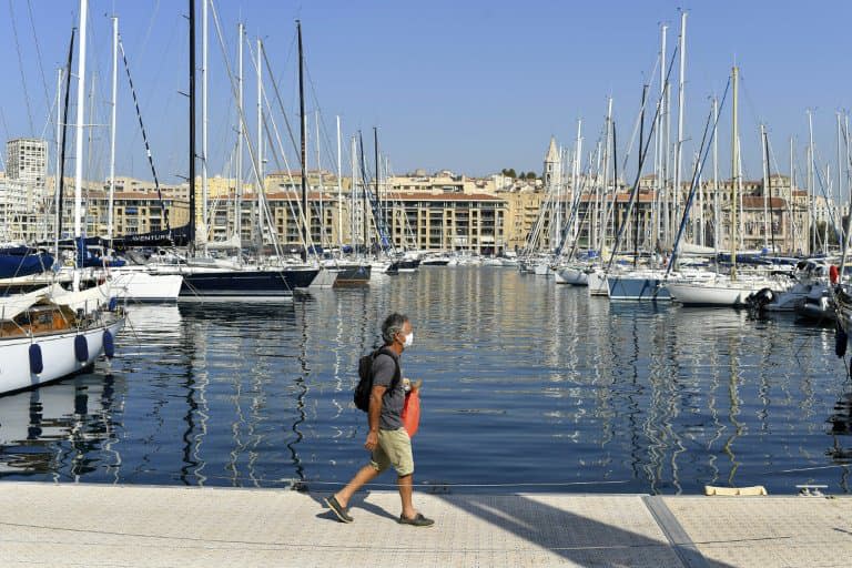 Un homme porte un masque de protection sur un quai du Vieux-Port de Marseille, le 14 septembre 2020 - NICOLAS TUCAT © 2019 AFP