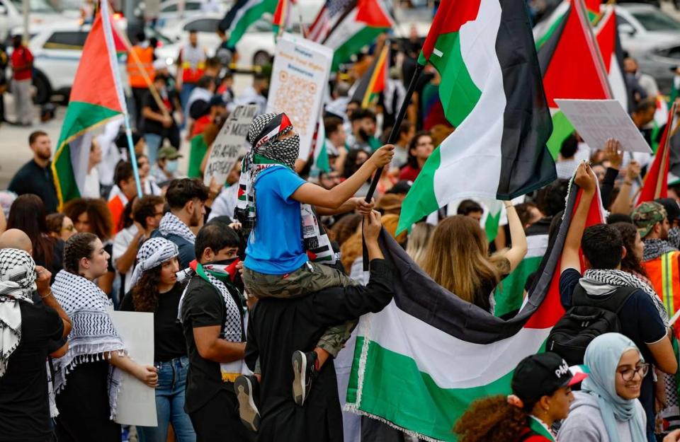 ARCHIVO - Manifestantes se concentran en apoyo de los palestinos de Gaza durante el conflicto entre Israel y Hamás en el Bayfront Park, en Miami, el viernes 13 de octubre de 2023.