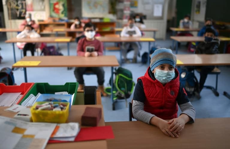 Des enfants masqués en classe, à l'école primaire Petri à Dortmund en Allemagne, le 22 février 2021. (PHOTO D'ILLUSTRATION) - Ina FASSBENDER © 2019 AFP