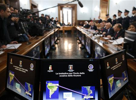 Monitors illustrate a police operation during a news conference with Italian and U.S. investigators in Rome February 11, 2014. REUTERS/Tony Gentile