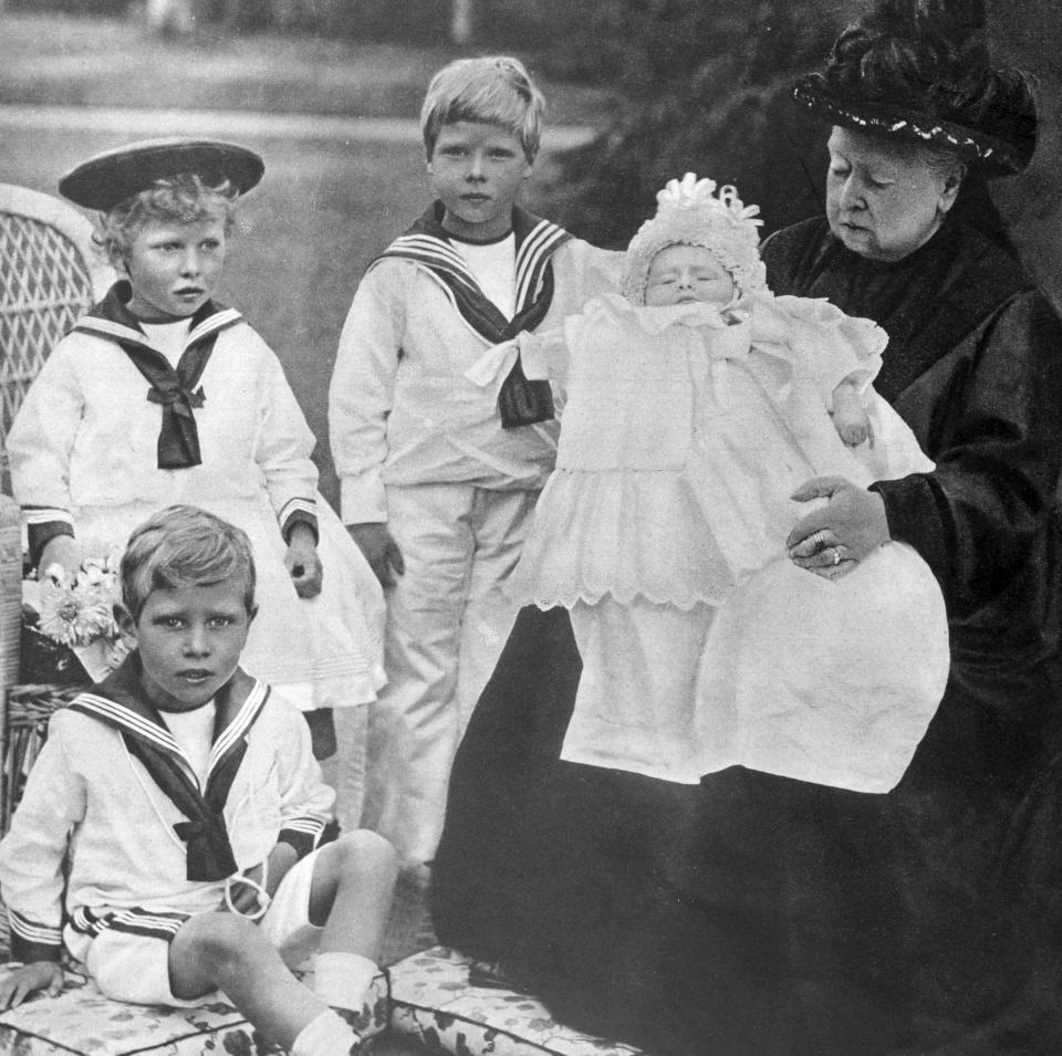 Queen Victoria and her great-grandchildren.  Pictured with her is Prince of Wales;  the Princess Royal, the Duke of York and the Duke of Gloucester in 1898