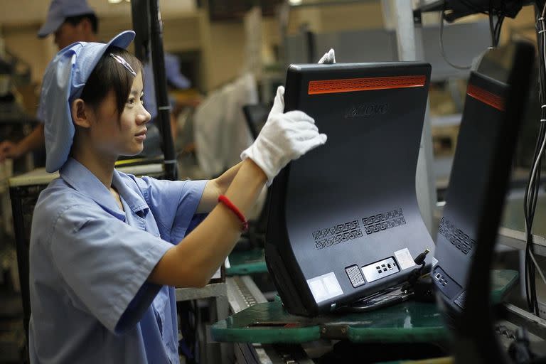 Una operaria en la línea de producción de Lenovo en Shangai, China