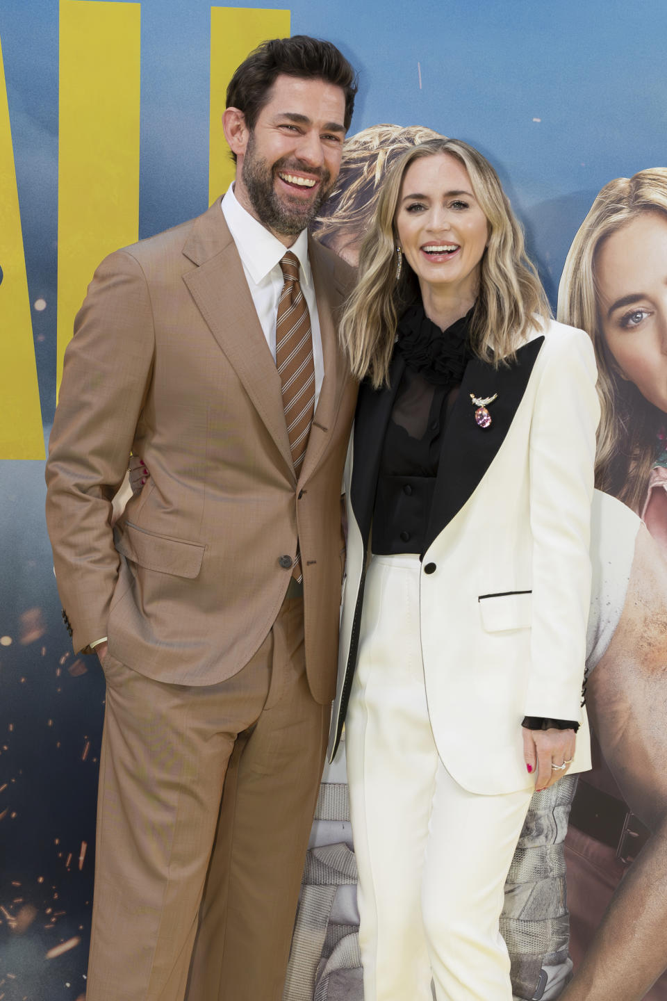 Emily Blunt, derecha, y John Krasinski posan a su llegada a una funcioón especial de la película "The Fall Guy" el lunes 22 de abril de 2024 en Londres. (Foto Vianney Le Caer/Invision/AP)