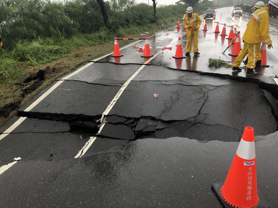 屏東台26線8.9K竹坑路段南下路基塌陷約5公尺長，因內側還可通行，公路總局巳封閉南下車道，調撥北上車道通行。（中央社／公路總局提供）