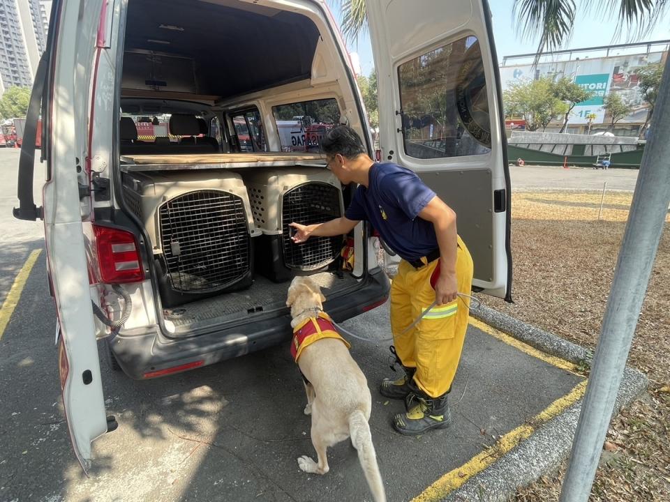 搜救犬隨隊出發前往花蓮救災。   圖：高雄市消防局/提供