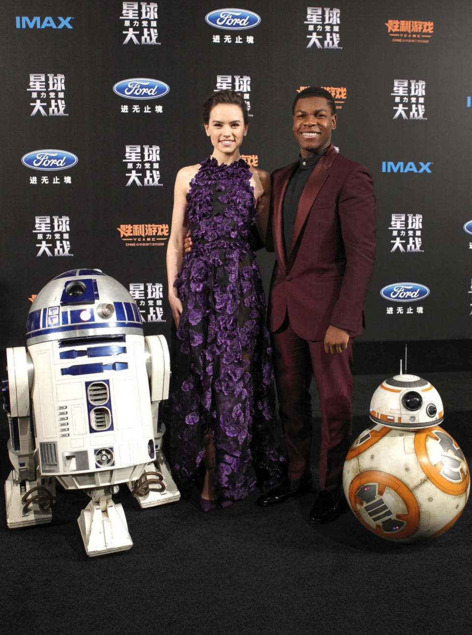 Daisy Ridley in Jason Wu and John Boyega in Versace attend the premiere of “Star Wars” on December 27, 2015 in Shanghai, China. 