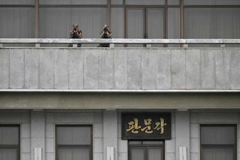 Soldados norcoreanos vigilan la frontera de Corea del Sur desde el pueblo de Panmunjom en la zona desmilitarizada que separa ambos países (JUNG YEON-JE)