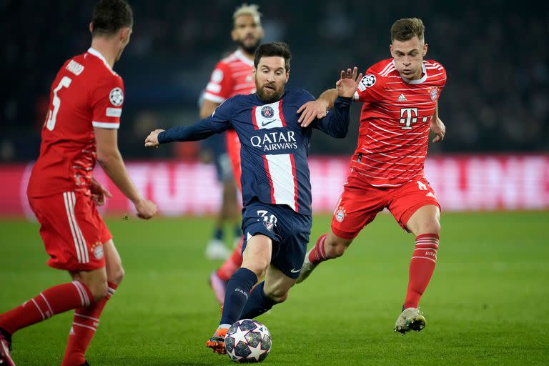 Lionel Messi intenta controlar la pelota entre Benjamín Pavard e Joshua Kimmich; PSG cayó frente a Bayern en París en la ida de la Champions League.