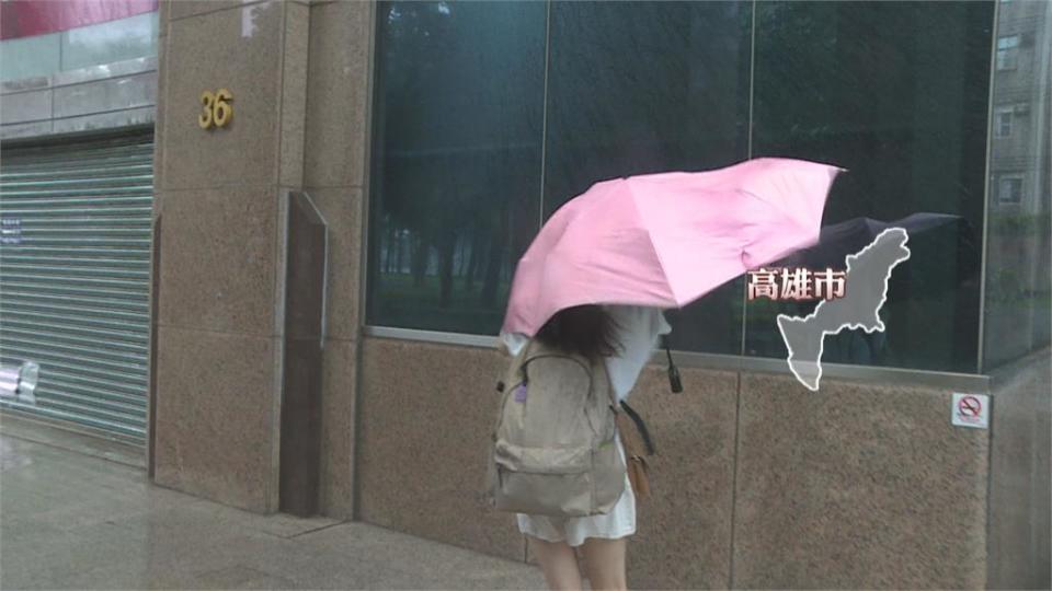 雨襲高雄！大樓強勁風切讓民眾雨傘開花 　騎車像水上摩托車