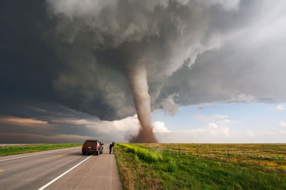 storm-chaser-risks-life-incredible-tornado-lightning-photos-america