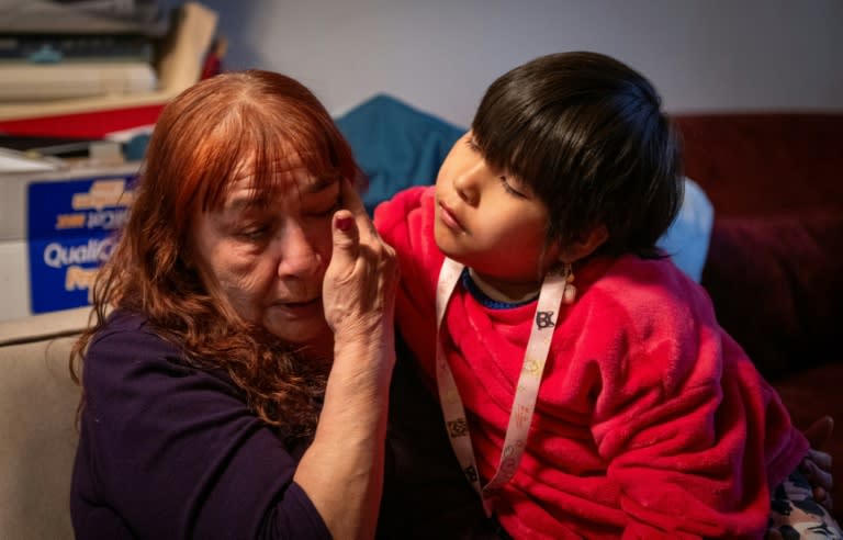 Donna Bartlett, membre de la nation Long Plains, s'occupe des enfants de sa petite-fille depuis sa disparition, à Winnipeg, le 29 avril 2024 (Sebastien ST-JEAN)