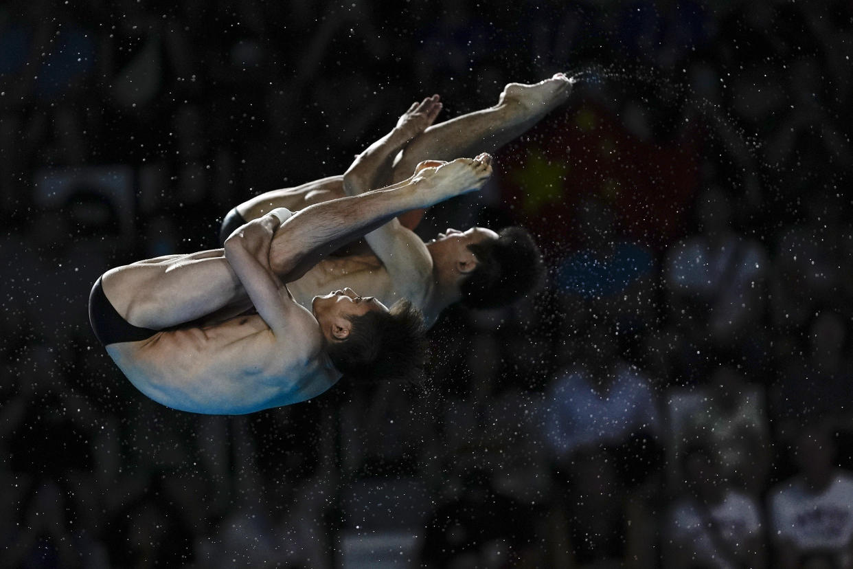 China's Lian Junjie and Yang Hao compete in the men's synchronized 10m platform diving final.