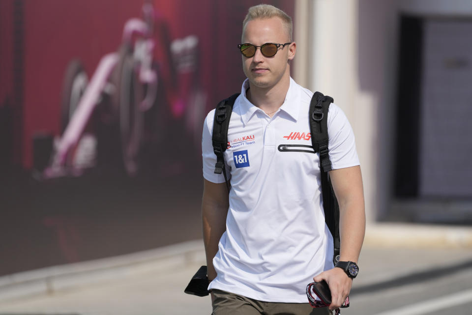 ARCHIVO - El piloto de Haas, el ruso Nikita Mazepin, arriba al Circuito Internacional Losail en Losail, Qatar, 18 de noviembre de 2021, para el Gran Premio de Qatar de F1. El equipo Haas ha anulado el contrato con Mazepin tras la invasión rusa de Ucrania, se informó el sábado 5 de marzo ded 2022.. (AP Foto/Darko Bandic, File)