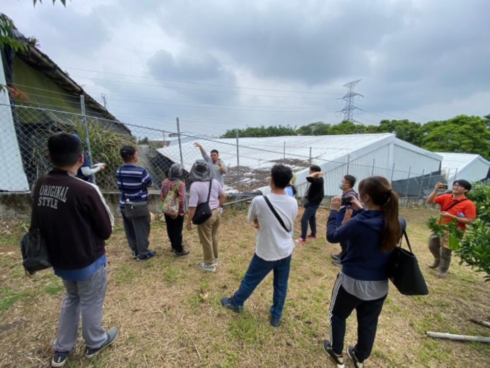 竹縣府農業處示範宣導果農架設電網防猴害。（圖：縣府提供）